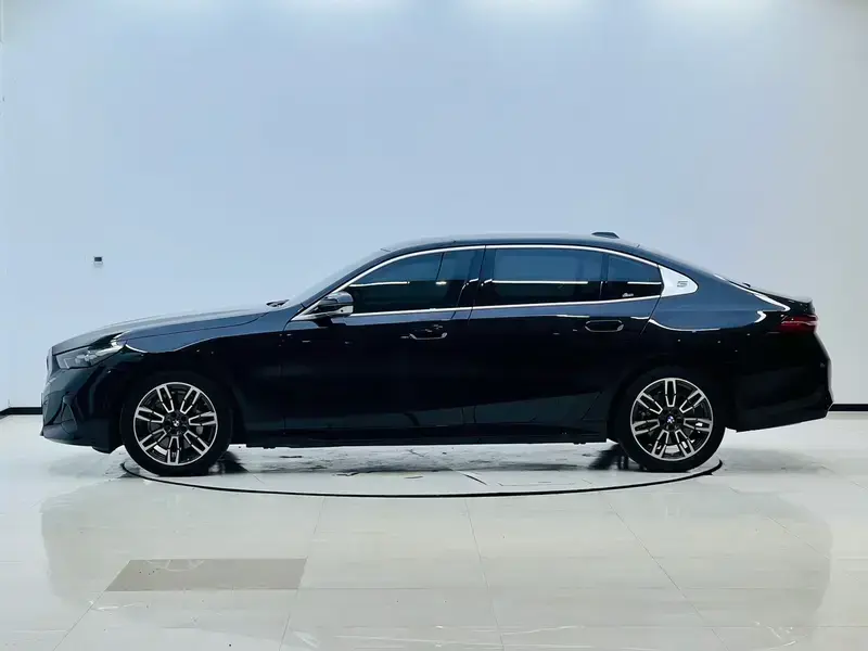 2025 BMW 5 серии с пробегом 18 000 км