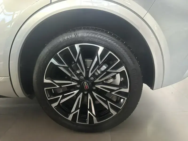 2024 Hongqi HS5 с пробегом 36 400 км