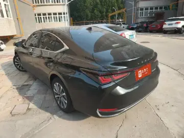 2025 Lexus ES с пробегом 9 000 км