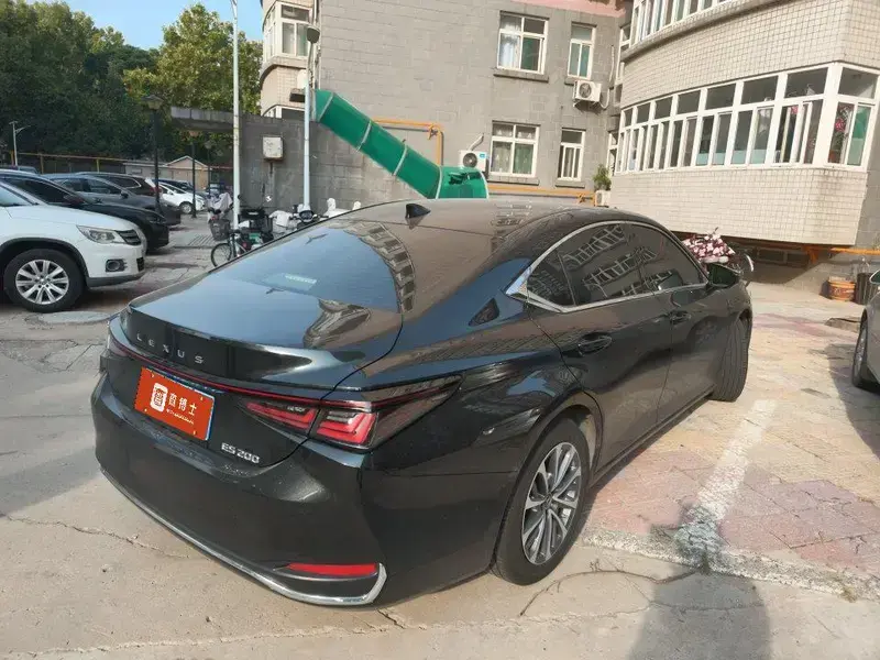 2025 Lexus ES с пробегом 9 000 км