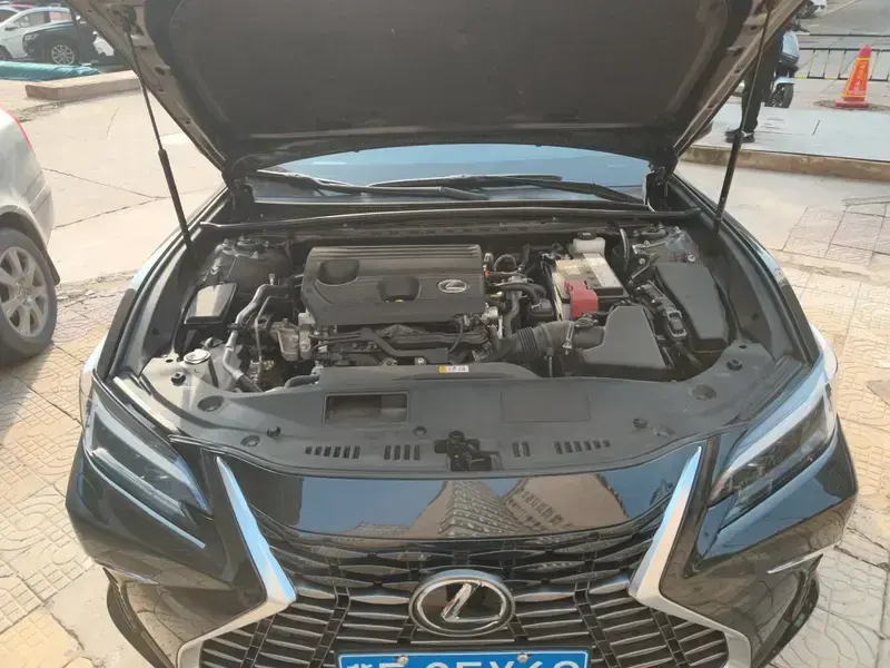2025 Lexus ES с пробегом 9 000 км