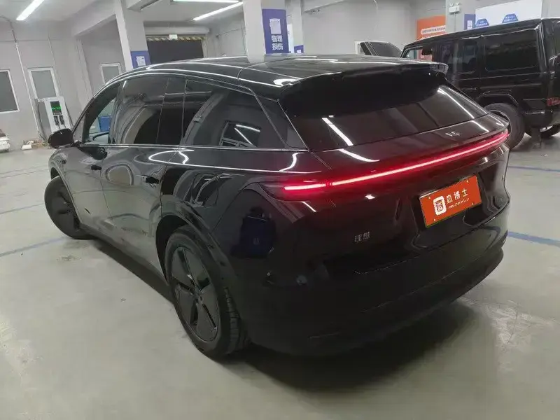 2025 Li Auto (Lixiang) i6 с пробегом 15 000 км