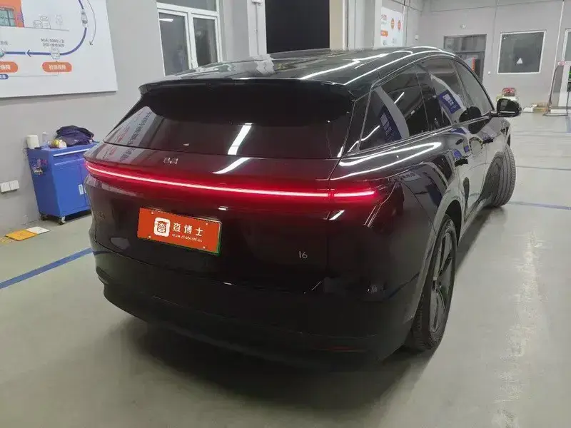 2025 Li Auto (Lixiang) i6 с пробегом 15 000 км