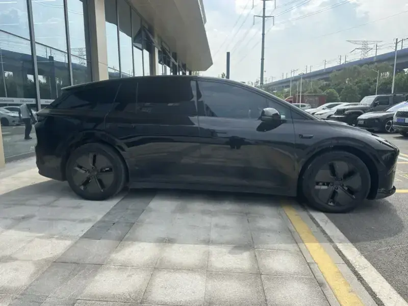 2025 Li Auto (Lixiang) i6 с пробегом 15 000 км