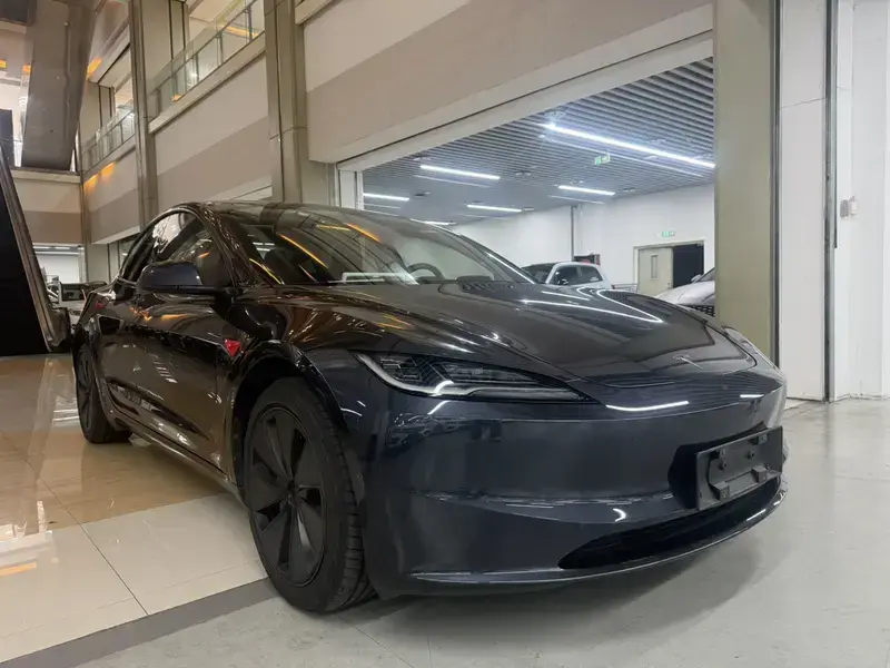 2025 Tesla Model 3 с пробегом 30 000 км