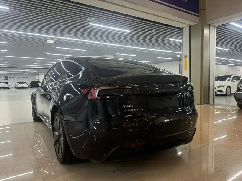 2025 Tesla Model 3 с пробегом 30 000 км