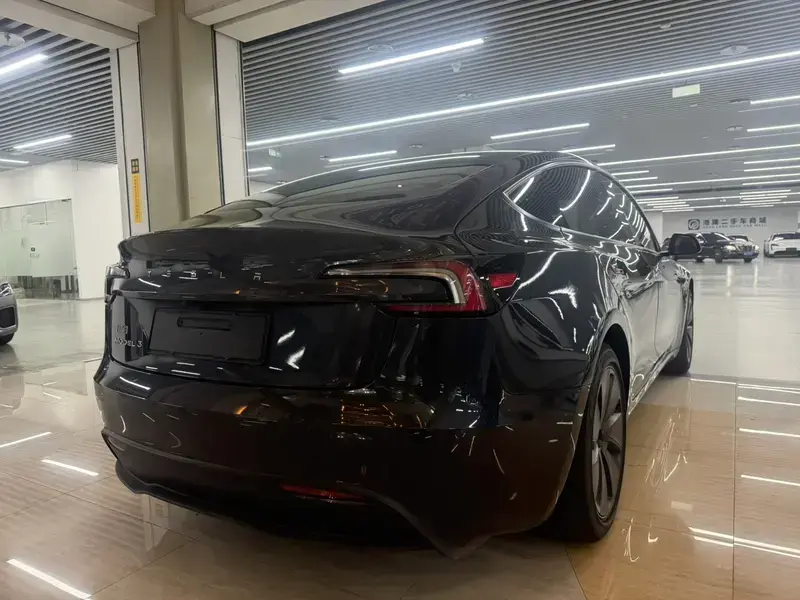 2025 Tesla Model 3 с пробегом 30 000 км