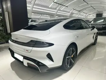 2024 Xiaomi SU7 с пробегом 8 900 км