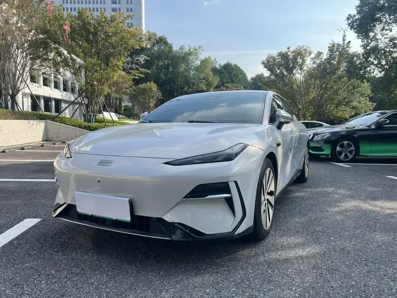 2024 Geely Galaxy E8 с пробегом 35 000 км
