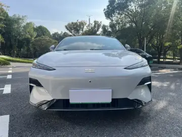 2024 Geely Galaxy E8 с пробегом 35 000 км