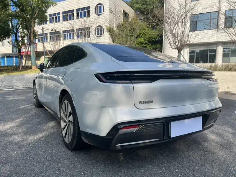 2024 Geely Galaxy E8 с пробегом 35 000 км