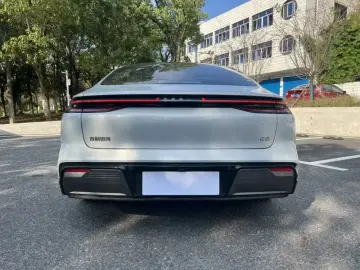 2024 Geely Galaxy E8 с пробегом 35 000 км