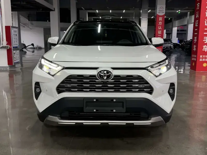 2024 Toyota RAV4 с пробегом 10 000 км