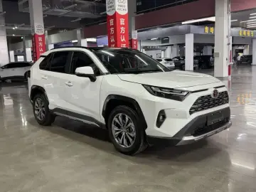 2024 Toyota RAV4 с пробегом 10 000 км