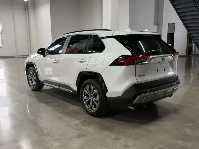 2024 Toyota RAV4 с пробегом 10 000 км