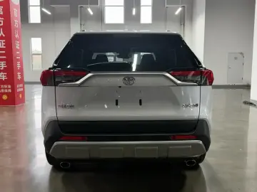 2024 Toyota RAV4 с пробегом 10 000 км