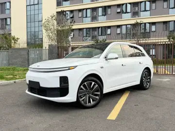 2025 Li Auto (Lixiang) L6 с пробегом 9 800 км