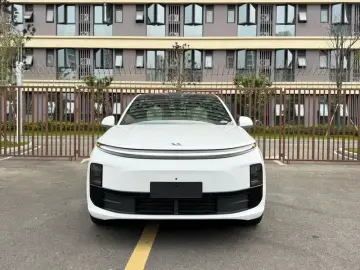 2025 Li Auto (Lixiang) L6 с пробегом 9 800 км