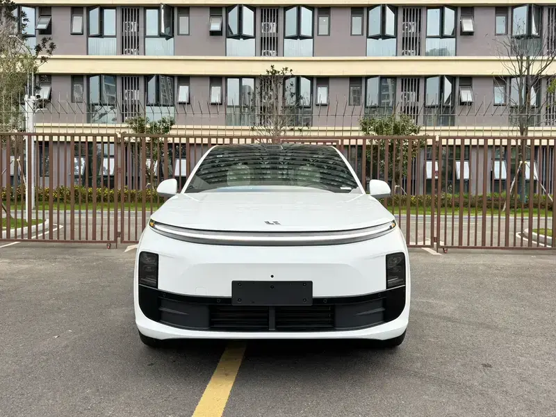 2025 Li Auto (Lixiang) L6 с пробегом 9 800 км