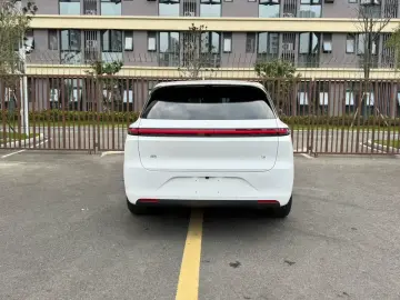 2025 Li Auto (Lixiang) L6 с пробегом 9 800 км