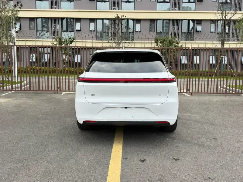 2025 Li Auto (Lixiang) L6 с пробегом 9 800 км