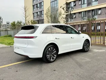 2025 Li Auto (Lixiang) L6 с пробегом 9 800 км
