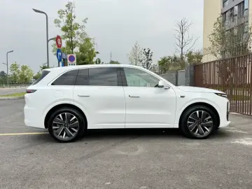 2025 Li Auto (Lixiang) L6 с пробегом 9 800 км