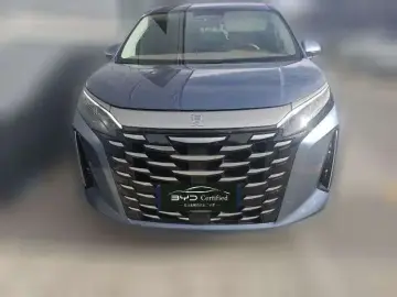 2025 BYD Xia (M9) с пробегом 33 100 км