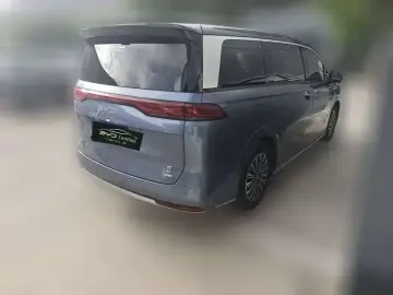 2025 BYD Xia (M9) с пробегом 33 100 км