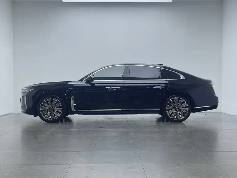 2025 Hongqi H9 с пробегом 9 700 км