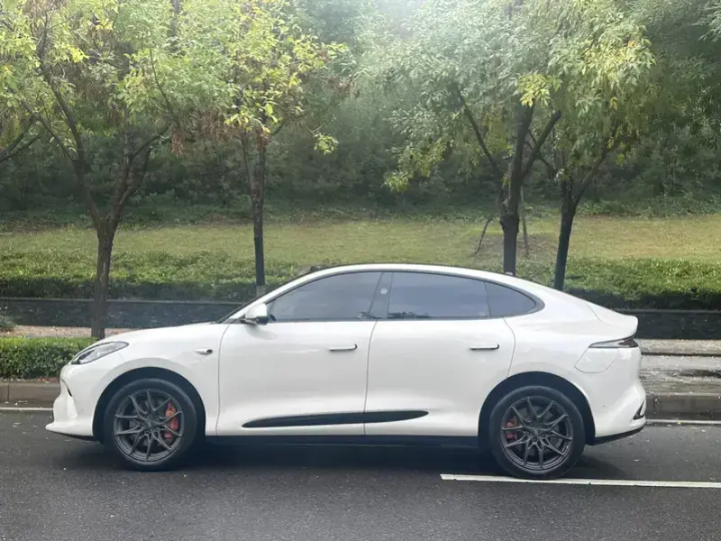 2025 IM Motors (Zhiji) LS6 с пробегом 39 000 км