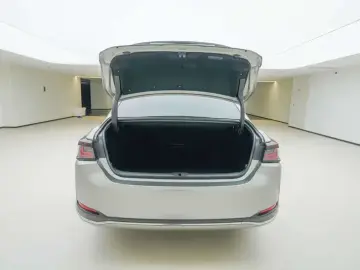 2025 Lexus ES с пробегом 19 000 км