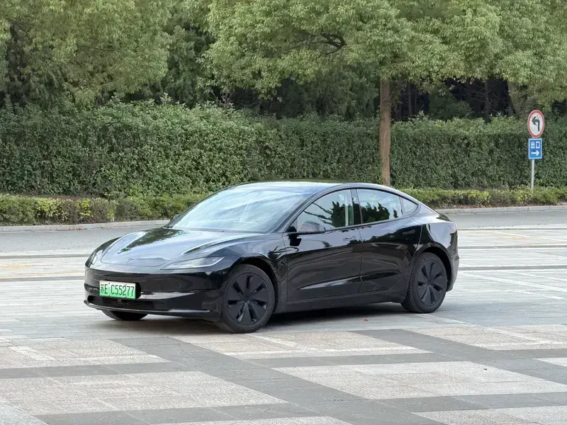 2025 Tesla Model 3 с пробегом 14 000 км