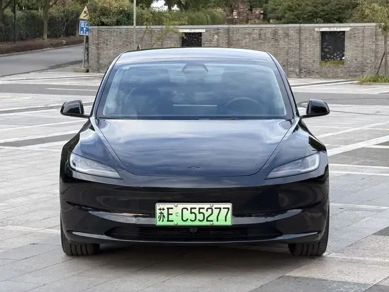 2025 Tesla Model 3 с пробегом 14 000 км