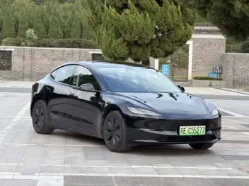 2025 Tesla Model 3 с пробегом 14 000 км