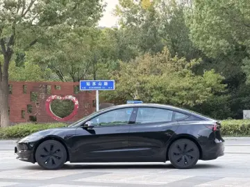 2025 Tesla Model 3 с пробегом 14 000 км