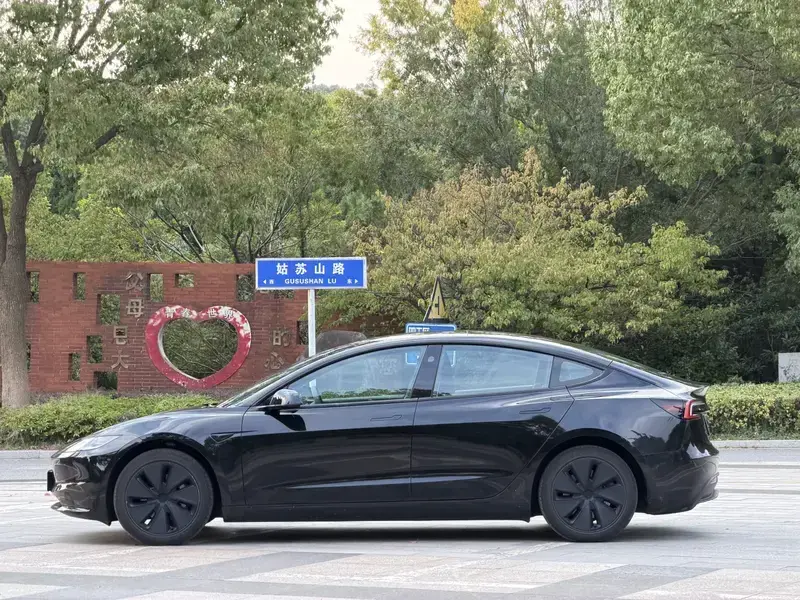2025 Tesla Model 3 с пробегом 14 000 км
