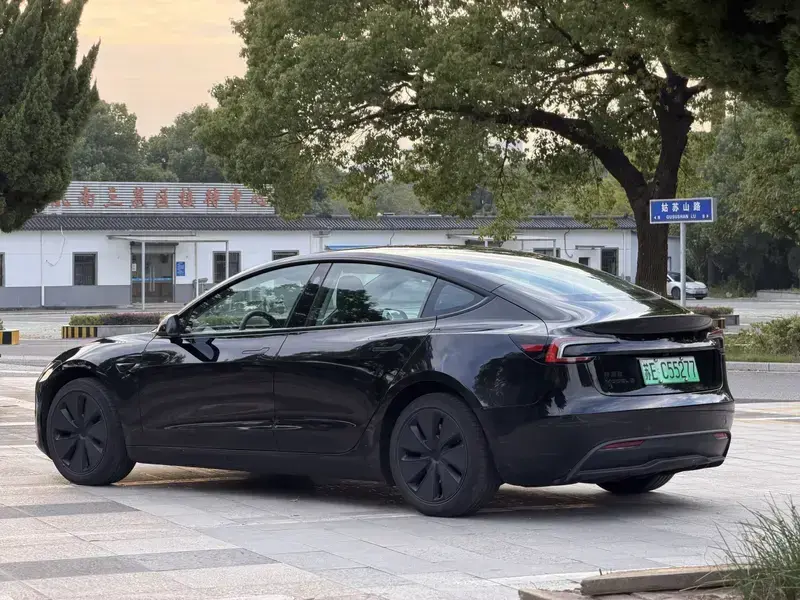 2025 Tesla Model 3 с пробегом 14 000 км