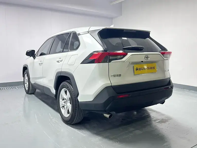 2024 Toyota RAV4 с пробегом 19 800 км
