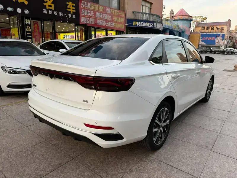 2022 Geely Emgrand с пробегом 20 000 км