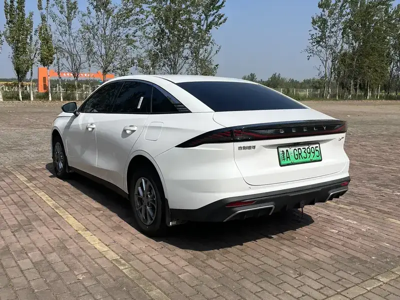 2025 Geely Galaxy L6 с пробегом 9 000 км