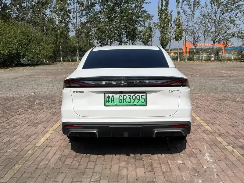 2025 Geely Galaxy L6 с пробегом 9 000 км