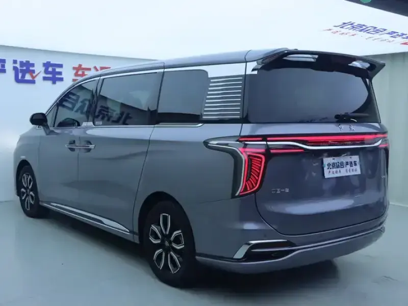 2022 Hongqi HQ9 с пробегом 13 900 км