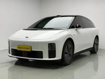 2025 Li Auto (Lixiang) i6 с пробегом 16 000 км