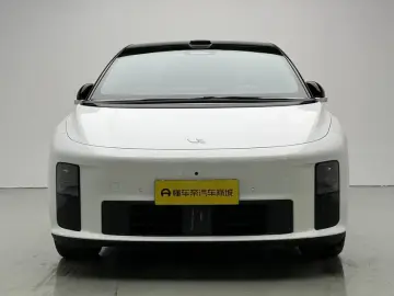 2025 Li Auto (Lixiang) i6 с пробегом 16 000 км