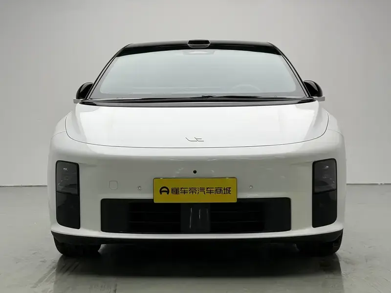 2025 Li Auto (Lixiang) i6 с пробегом 16 000 км