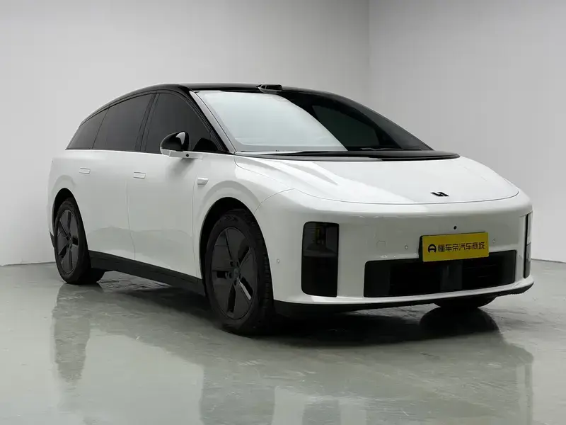 2025 Li Auto (Lixiang) i6 с пробегом 16 000 км