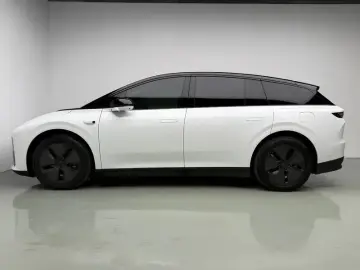 2025 Li Auto (Lixiang) i6 с пробегом 16 000 км