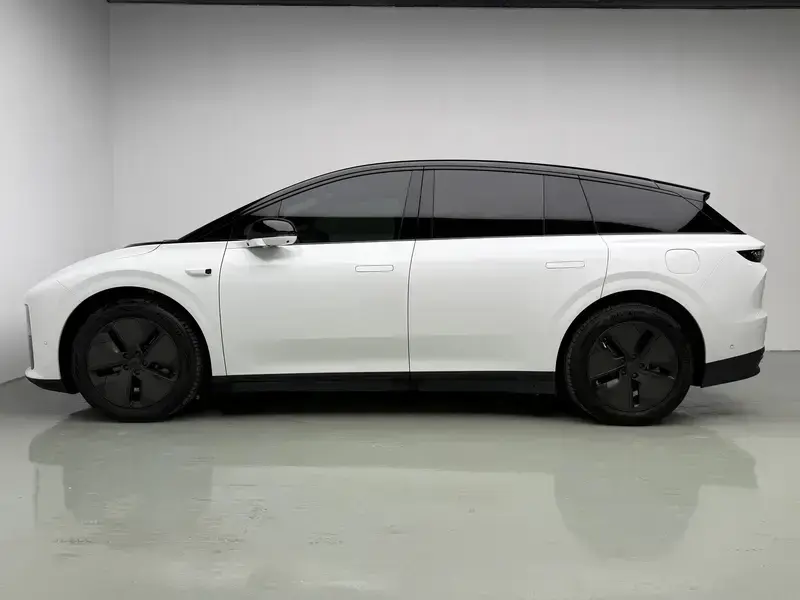 2025 Li Auto (Lixiang) i6 с пробегом 16 000 км