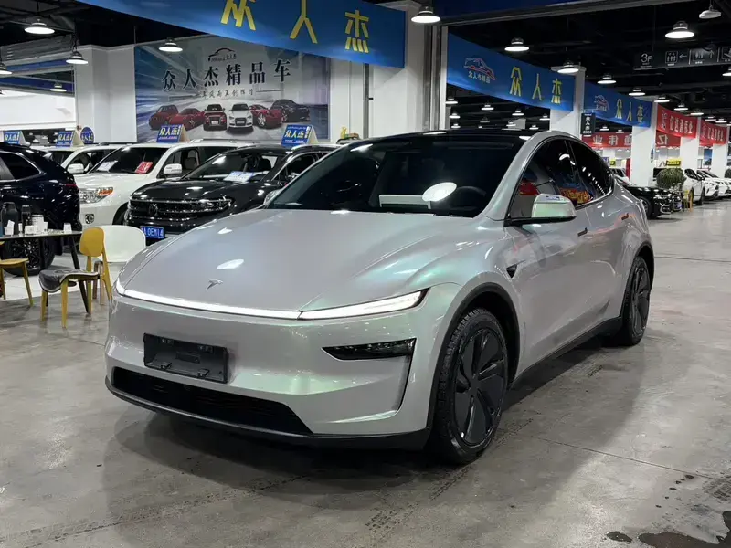2025 Tesla Model Y с пробегом 28 000 км